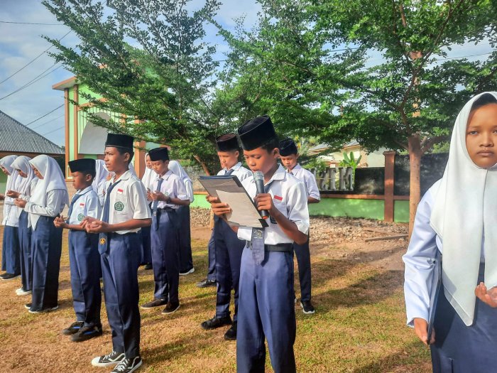 Lantunan Doa M. Rifqi Aprilio Menyejukkan Suasana Upacara Hari Pahlawan di MTsN 1 Bungo