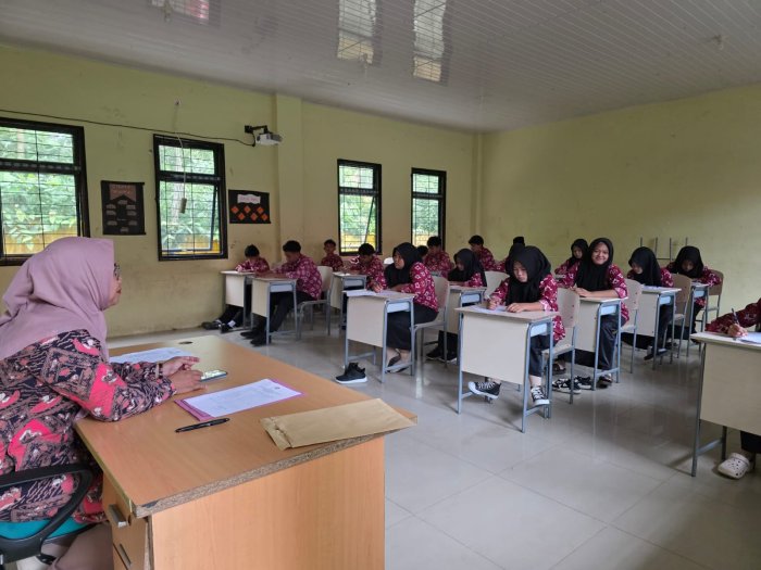 Penuh Dedikasi, Guru Pengawas MTsN 1 Bungo Tetap Semangat Kawal ASAT 2026 Hingga Hari Terakhir