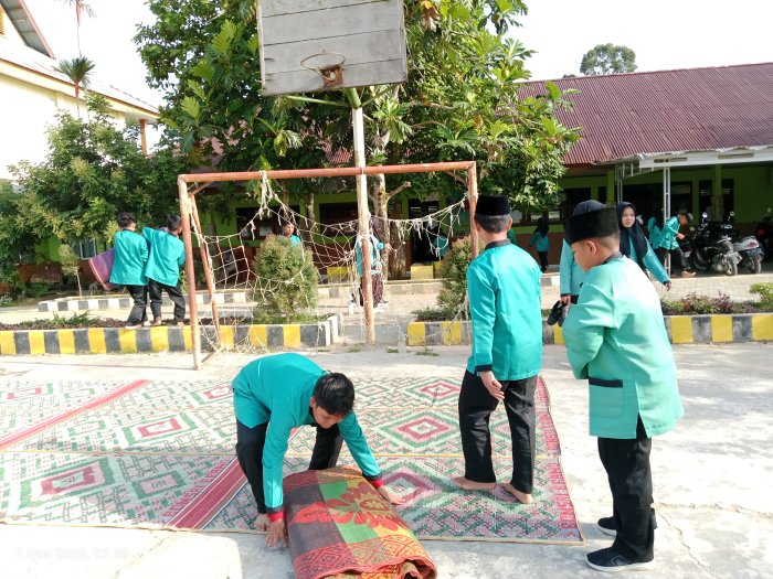 OSIM MTsN 1 Bungo Tunjukkan Solidaritas Tinggi, Sigap Rapikan Tikar Usai Wirid Yasin Pagi Ini