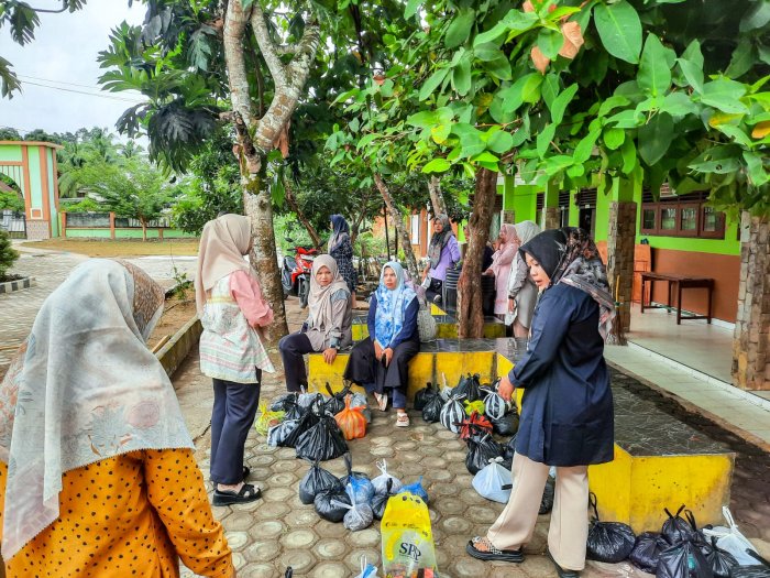 MTsN 1 Bungo Gencarkan Penghijauan dengan Penyediaan Pupuk Kandang untuk Tanaman Bunga