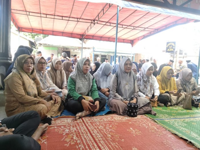 MTsN 1 Bungo Berduka: Mantan Rekan Kerja Berpulang, Guru dan Tenaga Kependidikan Melayat ke Kediaman Almarhum.