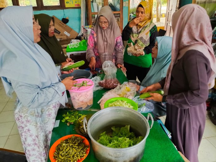 Jumat Berkah Penuh Rasa: Ibu-Ibu Guru MTsN 1 Bungo Masak Bersama, Eratkan Silaturahmi