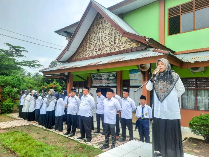 Upacara Bendera di MTsN 1 Bungo: Pembina Sampaikan Makna Tiga Kata Ajaib Upacara Bendera di MTsN 1 Bungo: Pembina Sampaikan Makna Tiga Kata Ajaib