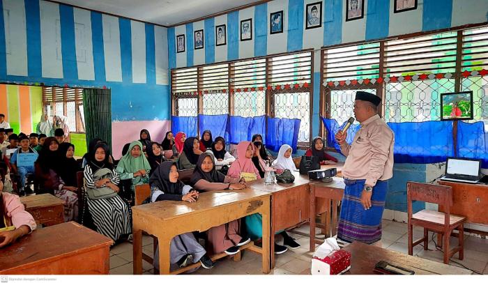 Kepala MTsN 1 Bungo menyampaikan materi dalam kegiatan MATSAMA 2023