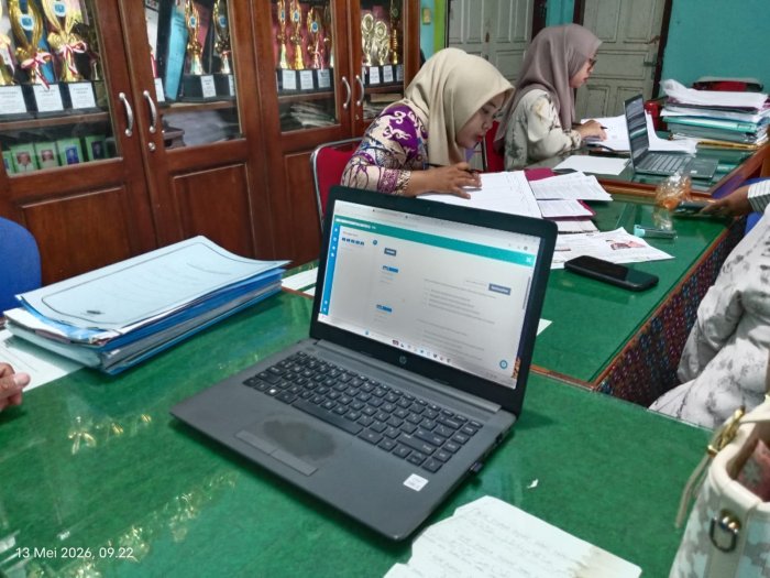Demi Kelancaran Kelulusan, Operator EMIS MTsN 1 Bungo Input Nilai Rapor Kelas IX