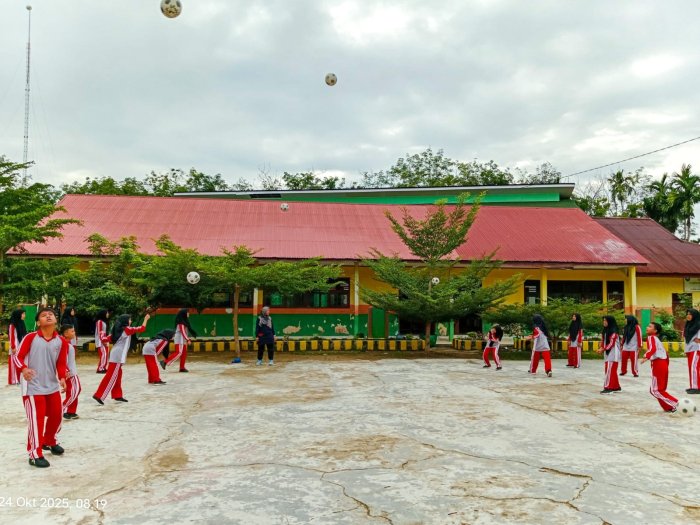Belajar Aktif PJOK, Siswa MTsN 1 Bungo Praktik Langsung Permainan Bola Besar Bersama Guru Fitra Hayati Belajar Aktif PJOK, Siswa MTsN 1 Bungo Praktik Langsung Permainan Bola Besar Bersama Guru Fitra Hayati