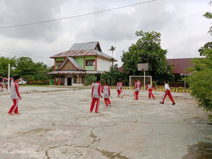 Belajar Sambil Berolahraga, Siswa MTsN 1 Bungo Nikmati PJOK dengan Futsal dan Voli