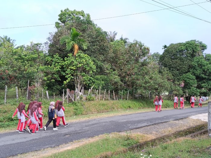 Tingkatkan Kebugaran, Siswa Kelas VIID MTsN 1 Bungo Kompak Laksanakan Jalan Sehat