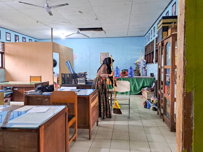 Disiplin dan Peduli Lingkungan, GTK MTsN 1 Bungo Konsisten Jaga Kebersihan