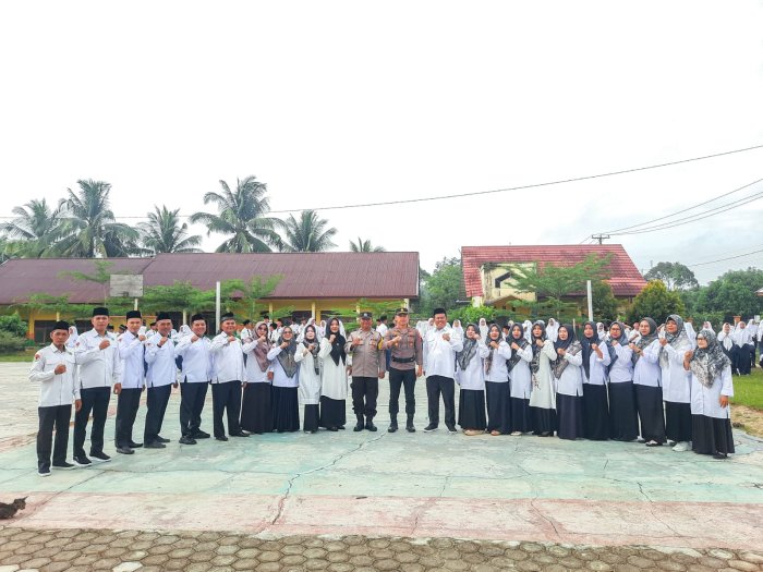 Kapolsek Muko-Muko Bathin VII Bertindak Selaku Pembina Upacara