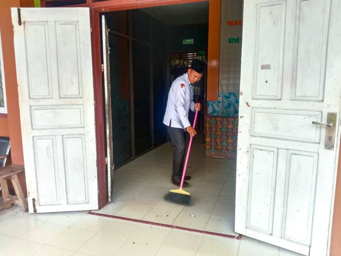 Semangat Pagi Senin di MTsN 1 Bungo: Bukti Dedikasi Staf Jaga Kebersihan Kantor