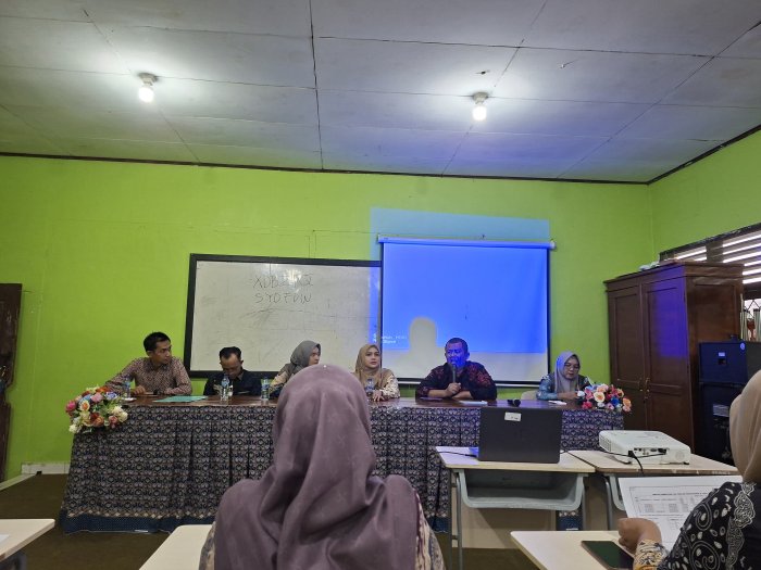 Edukasi Keuangan Syariah, BSI Kenalkan Investasi Emas kepada GTK MTsN 1 Bungo Edukasi Keuangan Syariah, BSI Kenalkan Investasi Emas kepada GTK MTsN 1 Bungo