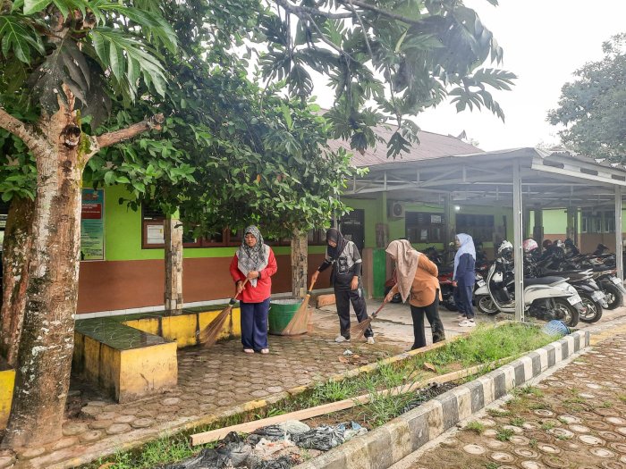 Guru MTsN 1 Bungo Teladani Cinta Lingkungan, Tanamkan Karakter Hebat pada Peserta Didik Guru MTsN 1 Bungo Teladani Cinta Lingkungan, Tanamkan Karakter Hebat pada Peserta Didik