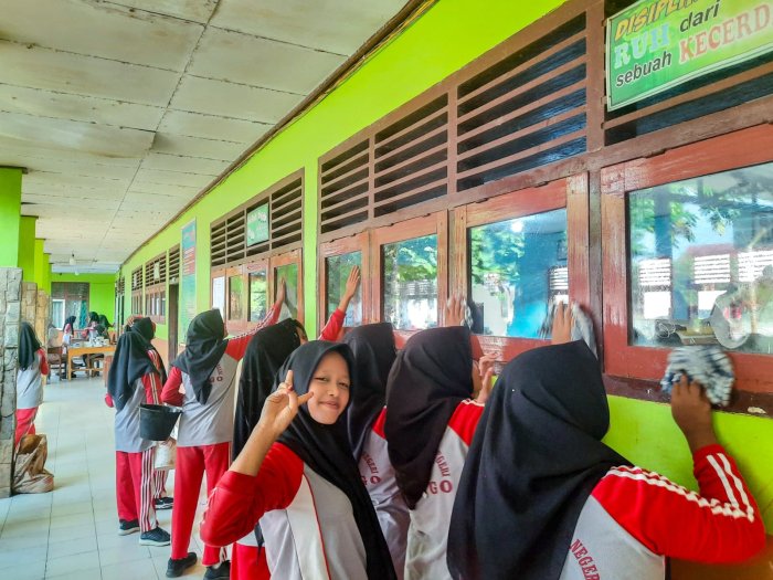 Tak Kalah Semangat, Remaja Putri MTsN 1 Bungo Unjuk Gigi dalam Gotong Royong Bersihkan Fasilitas Madrasah