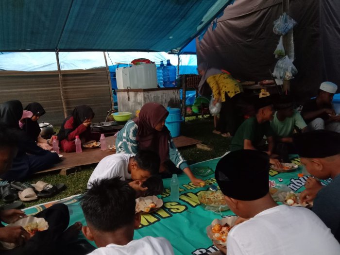 Sarapan Kompak di Tenda, Kontingen MTsN 1 Bungo Siap Arungi Jamran 2025 Muko-Muko Bathin VII Sarapan Kompak di Tenda, Kontingen MTsN 1 Bungo Siap Arungi Jamran 2025 Muko-Muko Bathin VII
