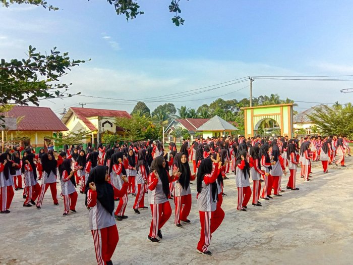 Ibu Fitra Hayati, S.Pd., Ungkap Manfaat Senam Kreasi bagi Peserta Didik MTsN 1 Bungo