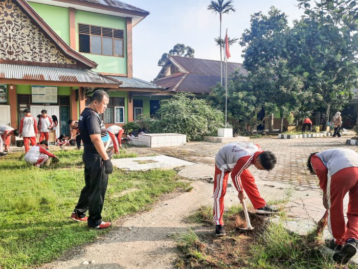 Sambut Semester Genap dengan Semangat Kebersamaan, MTsN 1 Bungo Gelar Gotong Royong Madrasah