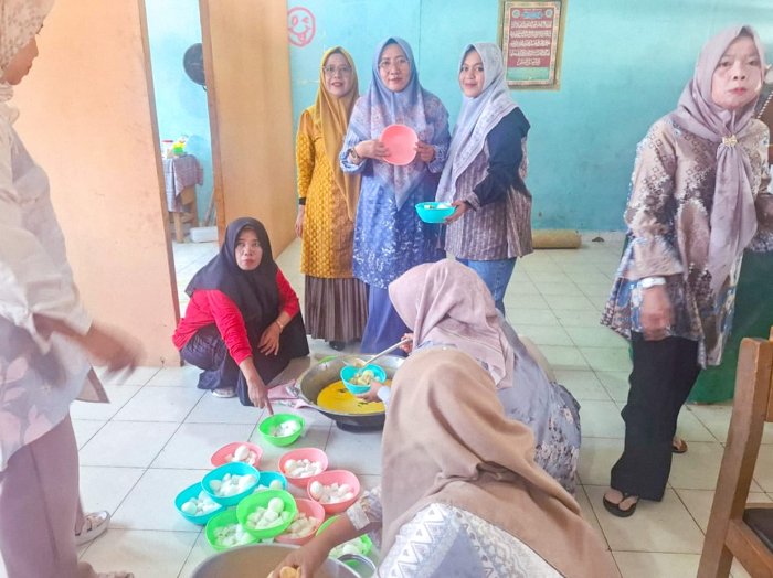 MTsN 1 Bungo Gelar Sabtu Ceria: Guru dan GTK Masak dan Makan Bersama, Eratkan Silaturahmi di Akhir Pekan
