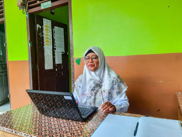 Guru Piket Jalankan Tugas dengan Penuh Tanggung Jawab, Gantikan Guru yang Berhalangan Hadir