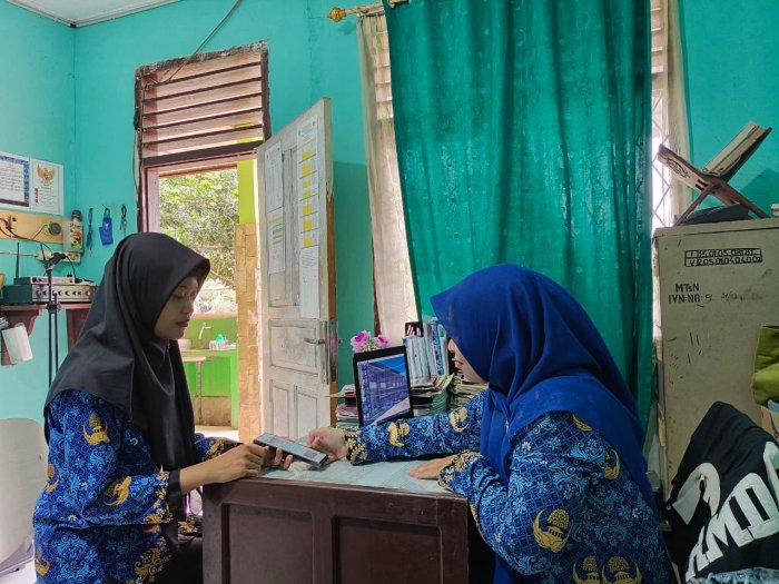 Wali Kelas VIIC MTsN 1 Bungo Konsultasikan Masalah Peserta Didik dengan Waka Kurikulum Wali Kelas VIIC MTsN 1 Bungo Konsultasikan Masalah Peserta Didik dengan Waka Kurikulum