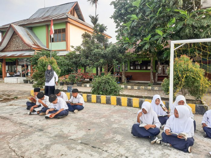 Pengajian Rutin Pagi MTsN 1 Bungo Berlangsung Khidmat, Awali Hari dengan Nilai Keagamaan Pengajian Rutin Pagi MTsN 1 Bungo Berlangsung Khidmat, Awali Hari dengan Nilai Keagamaan