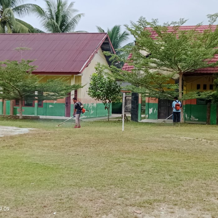 Ciptakan Lingkungan Nyaman, Tenaga Kependidikan MTsN 1 Bungo Gelar Gotong Royong Bersama