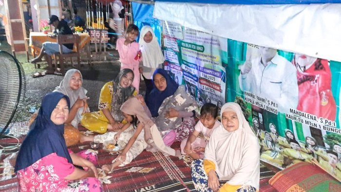 Kebersamaan dan Kekompakan: Ka.Ur TU dan Guru MTsN 1 Bungo Ikut Menginap di Tenda Putri