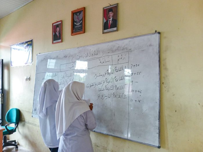 Ikuti Materi Maharatul Kitabah, Siswa Kelas 8 Cermati Arahan Guru Mapel