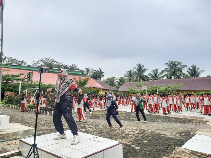 Semangat Baru Semester Genap, MTsN 1 Bungo Gelar Senam Perdana Bersama Semangat Baru Semester Genap, MTsN 1 Bungo Gelar Senam Perdana Bersama