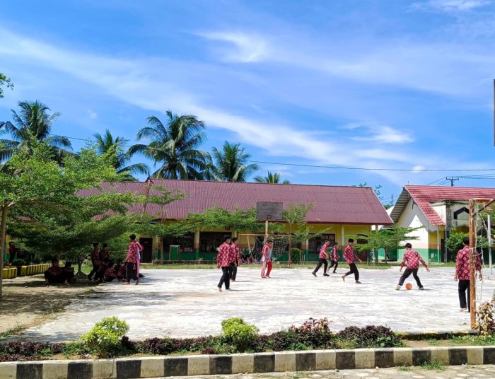 Melepas Penat Usai Ujian: Siswa MTsN 1 Bungo Serbu Lapangan dengan Semangat Bola