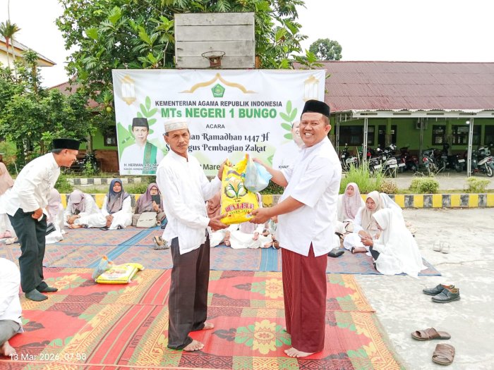Penuh Kepedulian, MTsN 1 Bungo Salurkan Zakat Profesi ASN kepada Wali Peserta Didik yang Berhak
