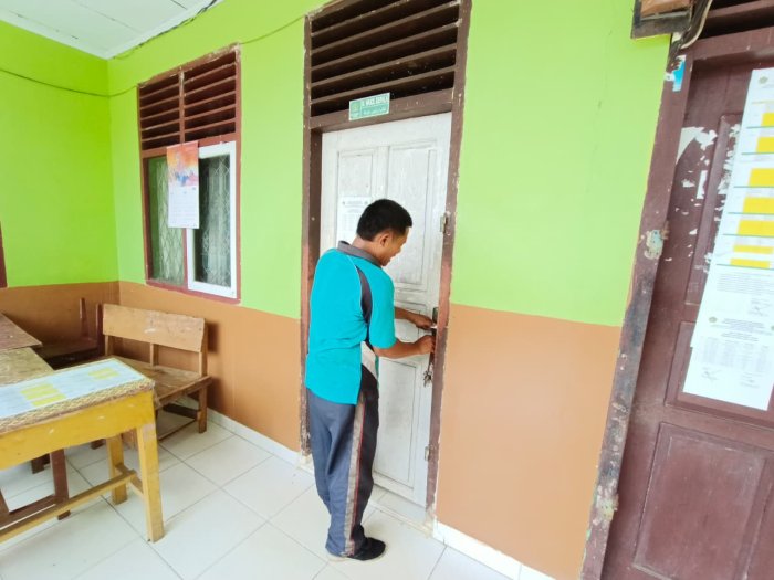 Pastikan Aman Jelang Libur Ramadan, Pak Chandra Periksa Setiap Pintu Madrasah