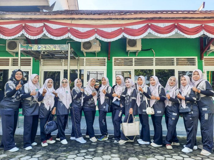 Semarak HAB ke-80 Kemenag RI, MTsN 1 Bungo Tampilkan Kekompakan Srikandi Madrasah