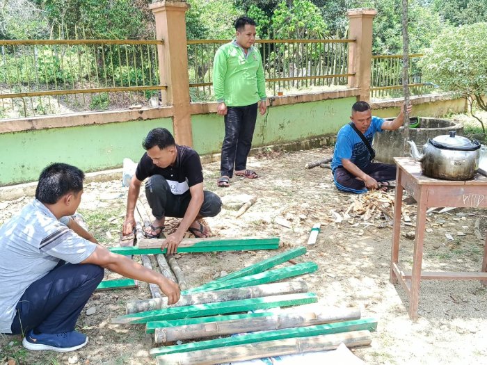 Gotong Royong Solidaritas: Guru dan Staf MTsN 1 Bungo Siapkan Perlengkapan Kemah Jamran Kontingen Pramuka