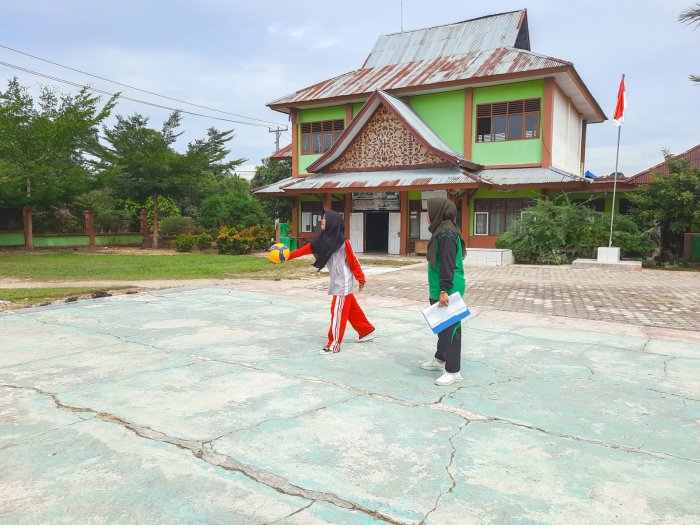 Seru dan Penuh Antusias! Siswa Kelas VII MTsN 1 Bungo Asah Kemampuan Servis Bawah Bola Voli