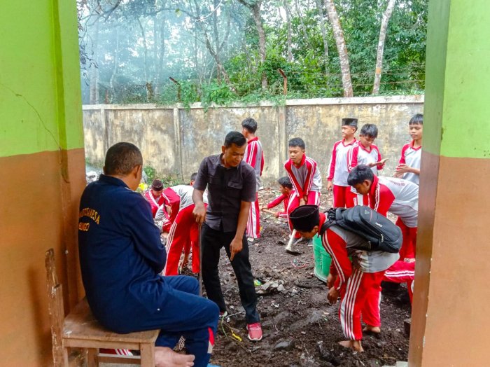 Terapkan Kedisiplinan Lingkungan, PLH Firdaus Roni Kerahkan Siswa Kelas IX Bersihkan Tumpukan Sampah di MTsN 1 Bungo