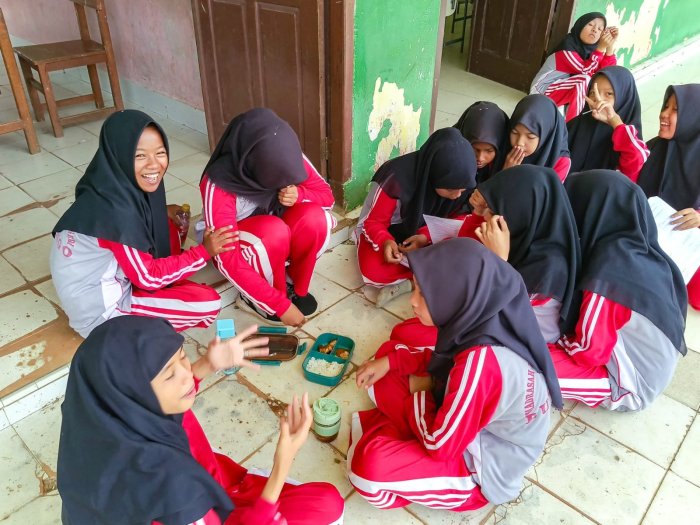 Serunya Waktu Istirahat, Peserta Didik MTsN 1 Bungo Nikmati Bekal Dari Rumah