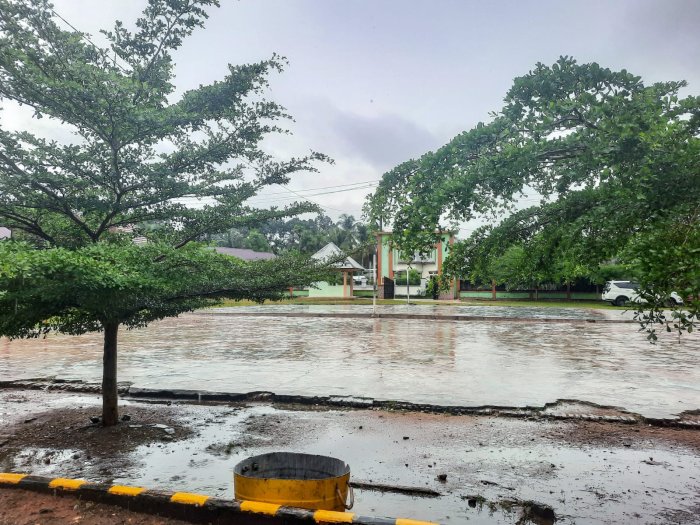 Cuaca Hujan Bukan Halangan untuk Menuntut Ilmu di Madrasah Cuaca Hujan Bukan Halangan untuk Menuntut Ilmu di Madrasah
