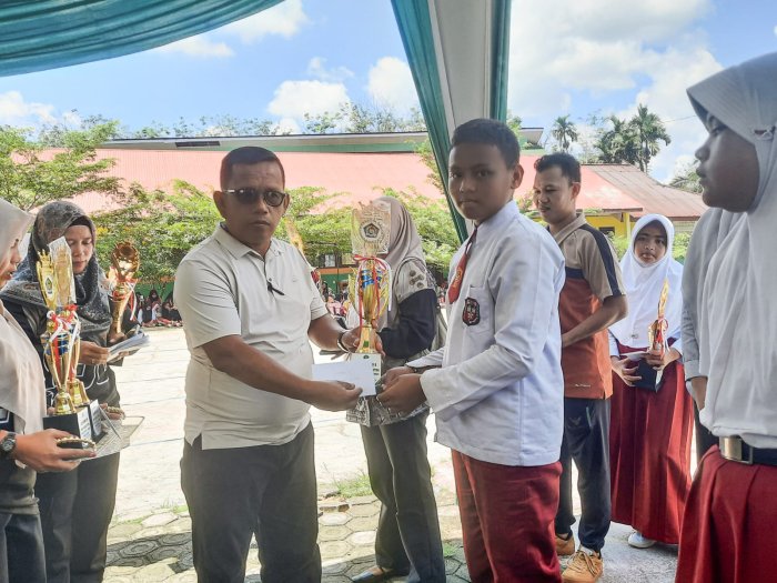 Kasi Penmad Kemenag Bungo Apresiasi Juara Porseni dengan Penyerahan Piala di MTsN 1 Bungo Kasi Penmad Kemenag Bungo Apresiasi Juara Porseni dengan Penyerahan Piala di MTsN 1 Bungo