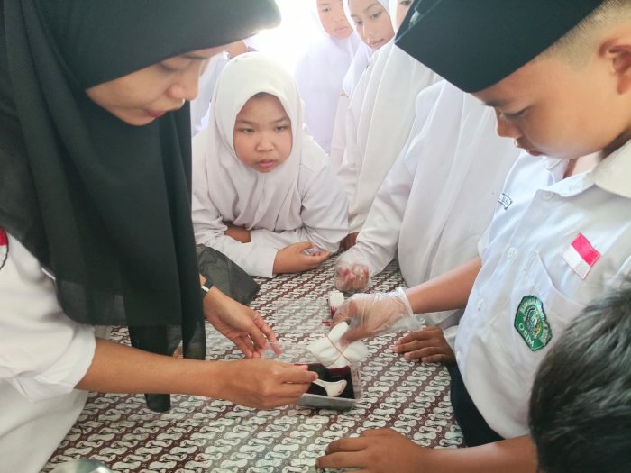 Eksplorasi Seni Budaya: Siswa Kelas VIIB MTsN 1 Bungo Belajar Ciptakan Ragam Hias Batik Shibori
