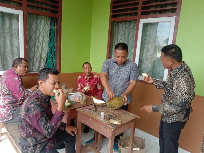 Keharmonisan Madrasah, Siswa MTsN 1 Bungo Suguhkan Durian untuk Guru dan Tenaga Kependidikan