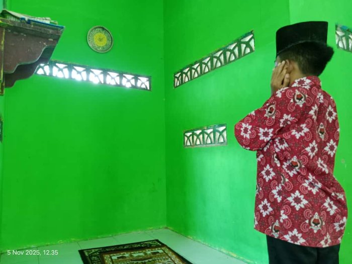 Rizky, Siswa MTsN 1 Bungo, Kumandangkan Adzan dengan Merdu di Musholla Madrasah Rizky, Siswa MTsN 1 Bungo, Kumandangkan Adzan dengan Merdu di Musholla Madrasah