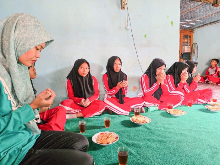 MTsN 1 Bungo Tebarkan Empati, Kunjungi Rumah Siswa Kelas VII C yang Berduka