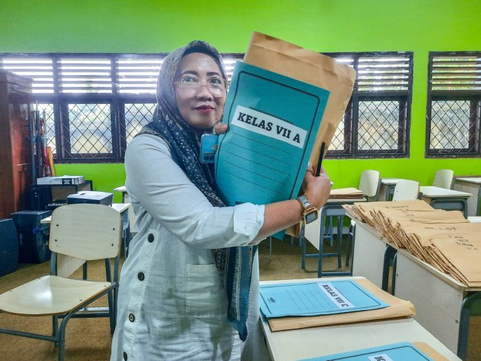 Pengawas Siap Bertugas, Panitia ASAS 2025 MTsN 1 Bungo Siap Layani Pengambilan Logistik Ujian Pengawas Siap Bertugas, Panitia ASAS 2025 MTsN 1 Bungo Siap Layani Pengambilan Logistik Ujian