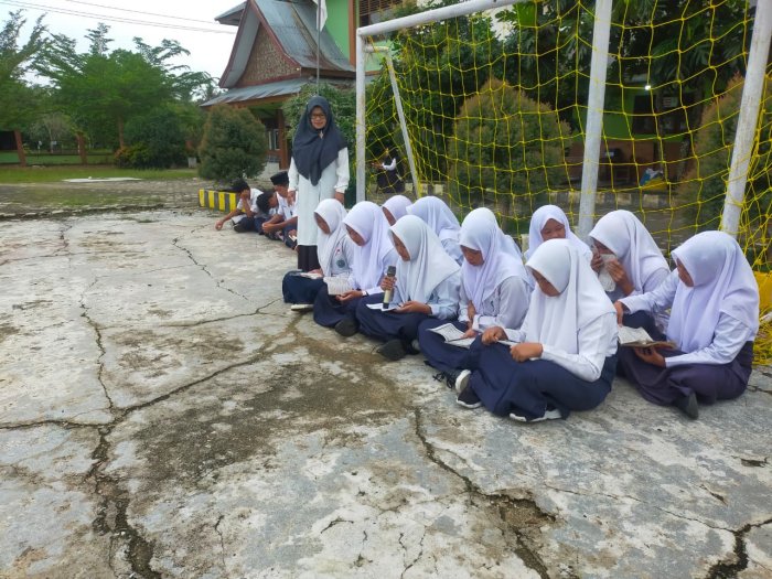 Awali Hari dengan Keberkahan: Siswa Kelas 8A Pimpin Pengajian Rutin Pagi di MTsN 1 Bungo Awali Hari dengan Keberkahan: Siswa Kelas 8A Pimpin Pengajian Rutin Pagi di MTsN 1 Bungo