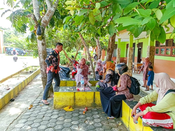 Kerja Selesai, Kehangatan Tetap Terjaga Diskusi Santai Guru dan Tendik Jelang Pulang