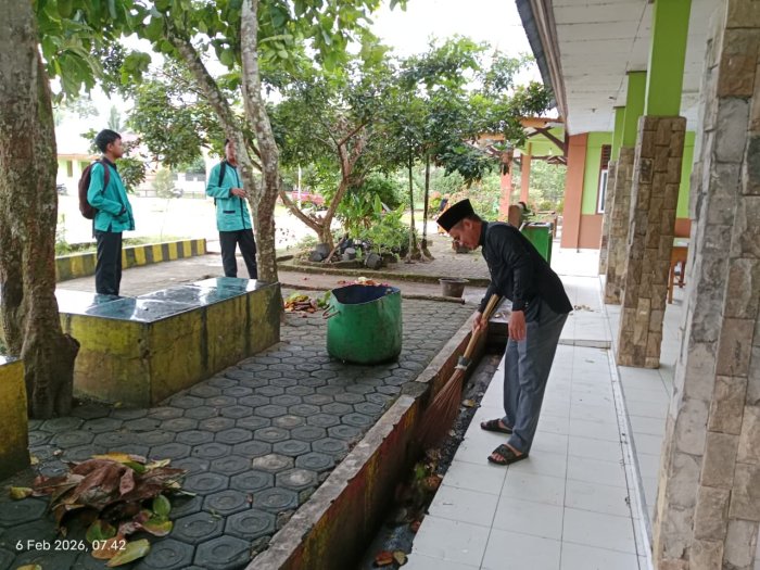 Profesional dan Menginspirasi, Waka Kesiswaan-Waka Kehumasan MTsN 1 Bungo Turun Langsung Membersihkan Taman