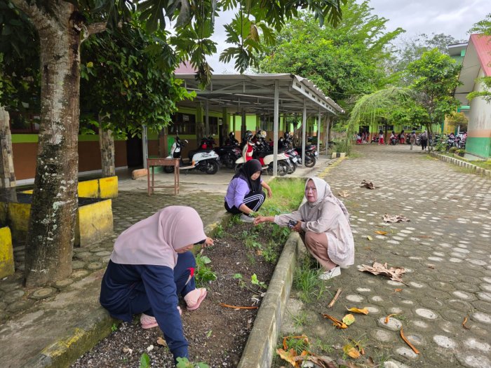 Kompak dan Peduli, Guru MTsN 1 Bungo Tunjukkan Semangat di Goro Akbar