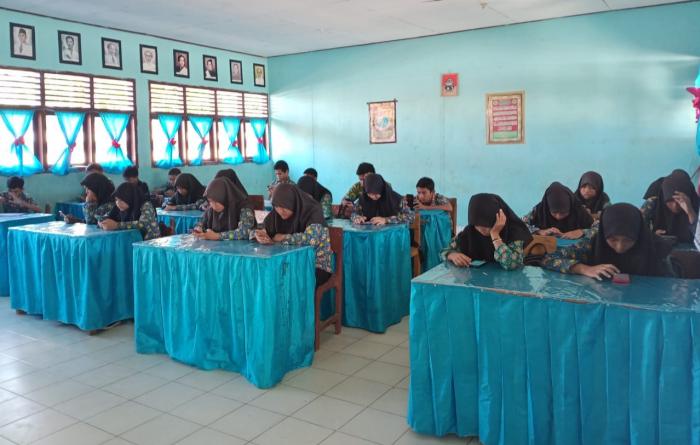 Pengalaman Baru, Para Siswa MTsN 1 Bungo Ikuti PAS Ganjil Berbasis Android Pengalaman Baru, Para Siswa MTsN 1 Bungo Ikuti PAS Ganjil Berbasis Android