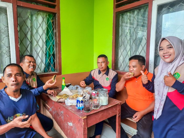 Jumat Berkah : Berbagi Kudapan sebagai Simbol Kebersamaan di MTsN 1 Bungo